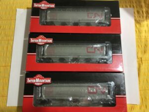 InterMountain HO 4-Bay Cylindrical Hopper - Round hatch - CN Canadian National - Wet Noodle x 3